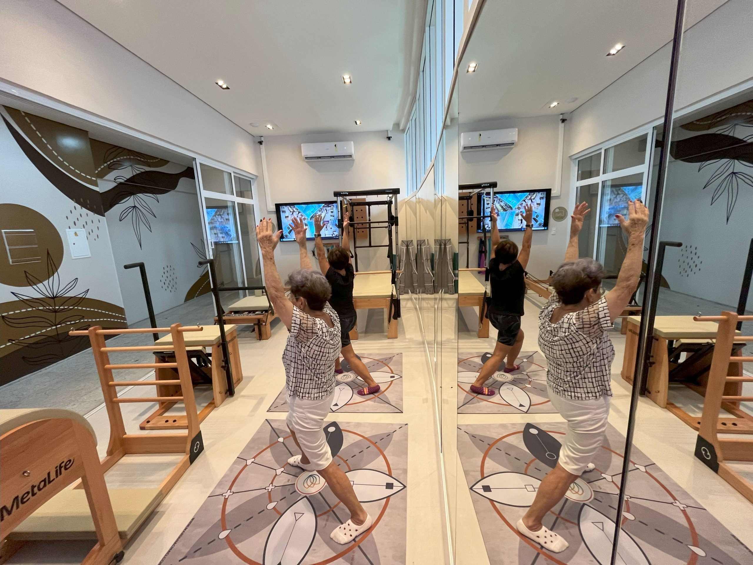 Tapete MultiBE é utilizado em estúdio de pilates condominial para exercícios presenciais e por Telessaúde